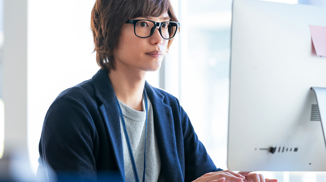 仕事している男性の写真